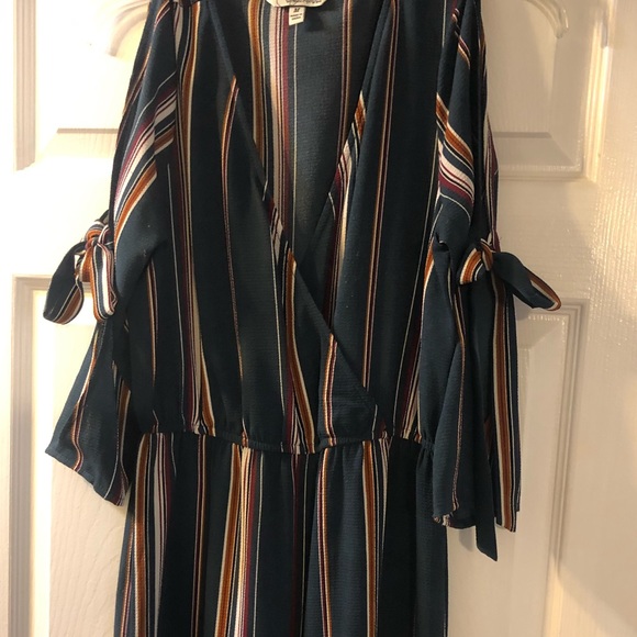 Beautiful Striped Jumpsuit size Medium - Picture 4 of 11